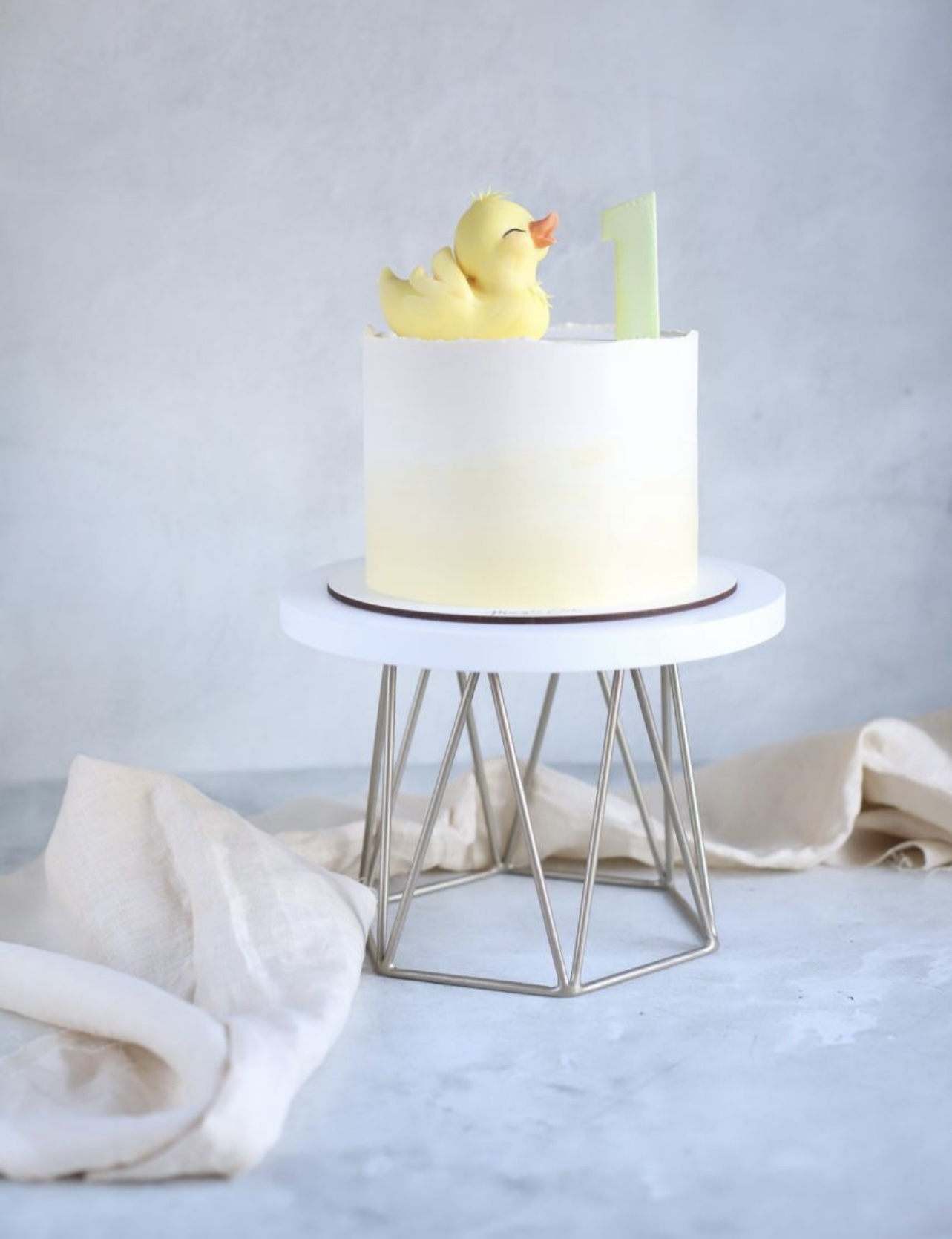 Подставка для торта Октавия с белой крышкой